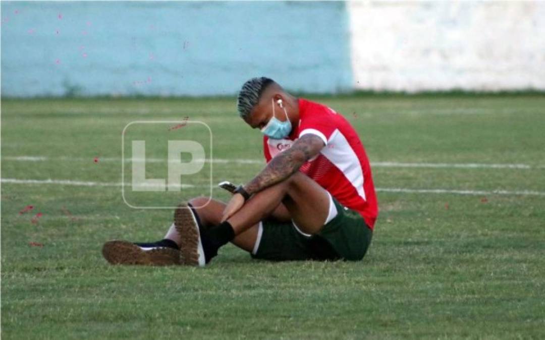 Así de relajado estaba Kervin Arriaga sentado en el césped del estadio Municipal Ceibeño previo al partido Victoria-Marathón.