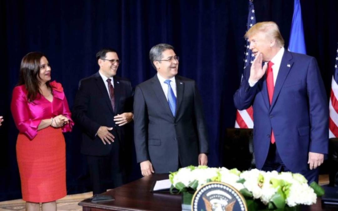 Trump felicitó a su homólogo hondureño por el trabajo de cooperación entre ambos países. <br/><br/>'Quiero felicitarte a ti y a tu país, y quiero decirte que has hecho un trabajo fantástico, mi gente trabajando junto a ti tan bien', expresó el mandatario estadounidense.