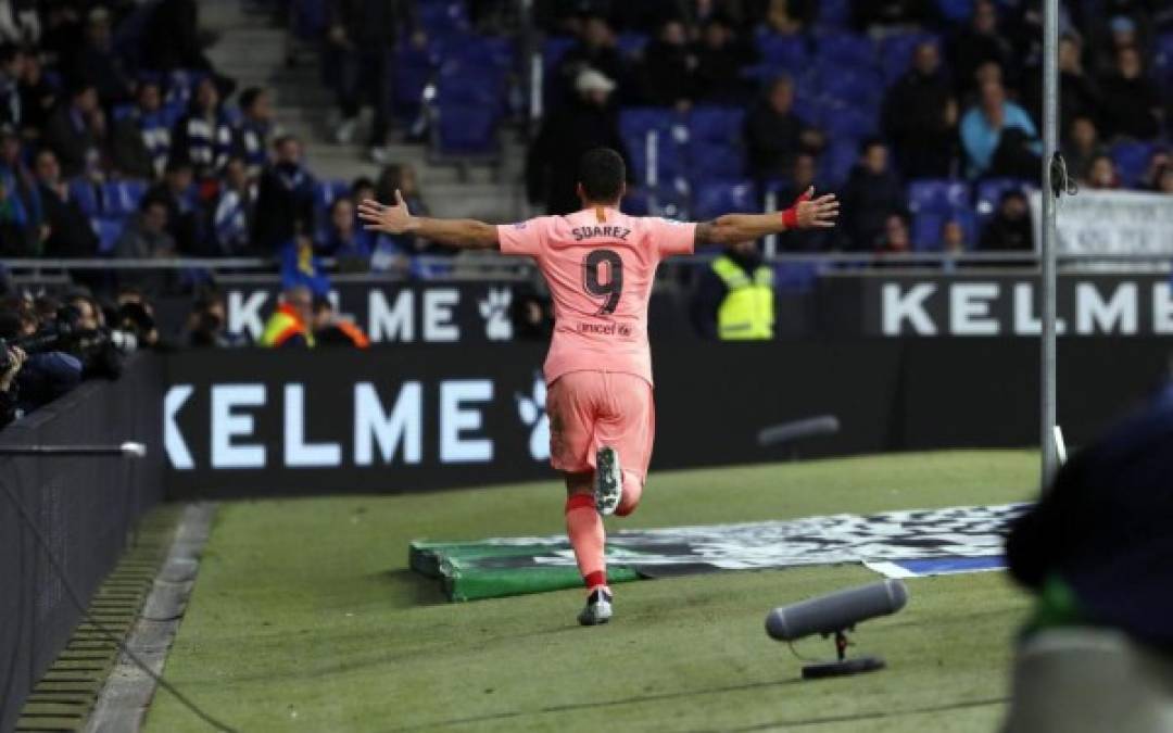 Luis Suárez corre a celebrar su gol, el día que volvió a jugar con el Barcelona tras superar una lesión.