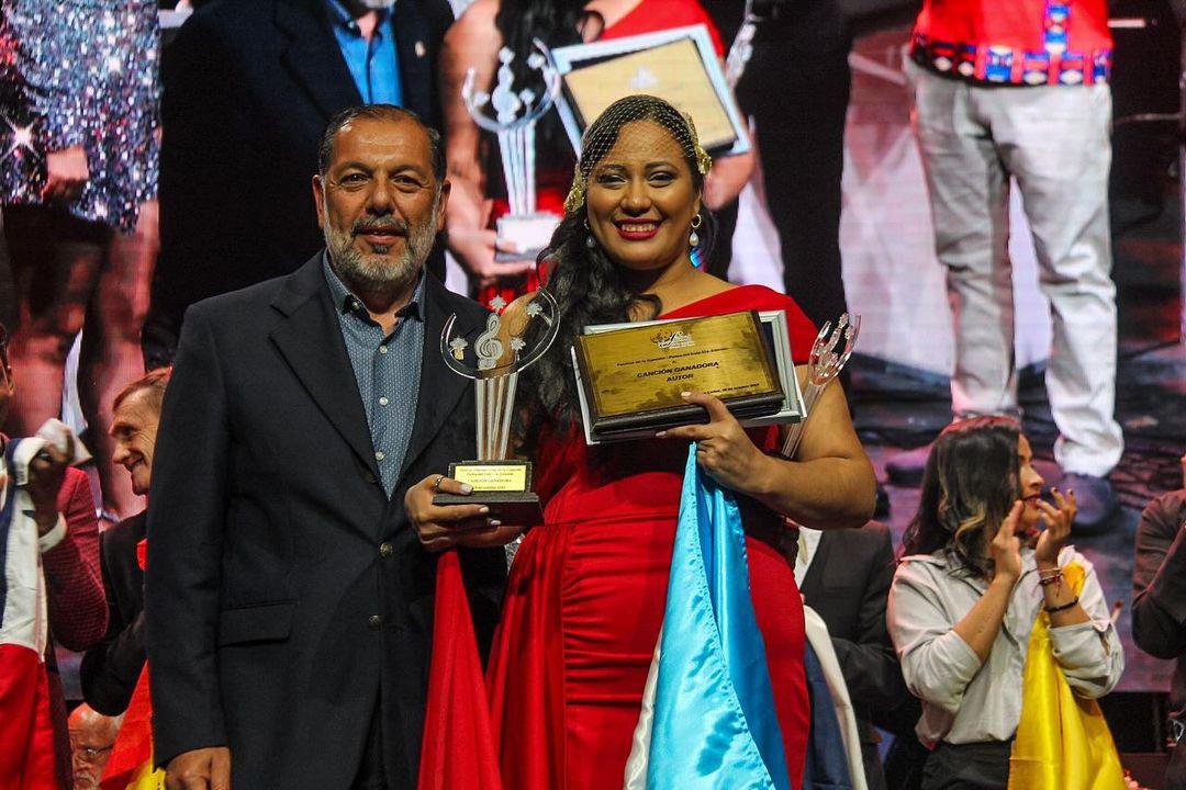 La hondureña Dubis Oviedo gana el primer lugar en festival de la canción