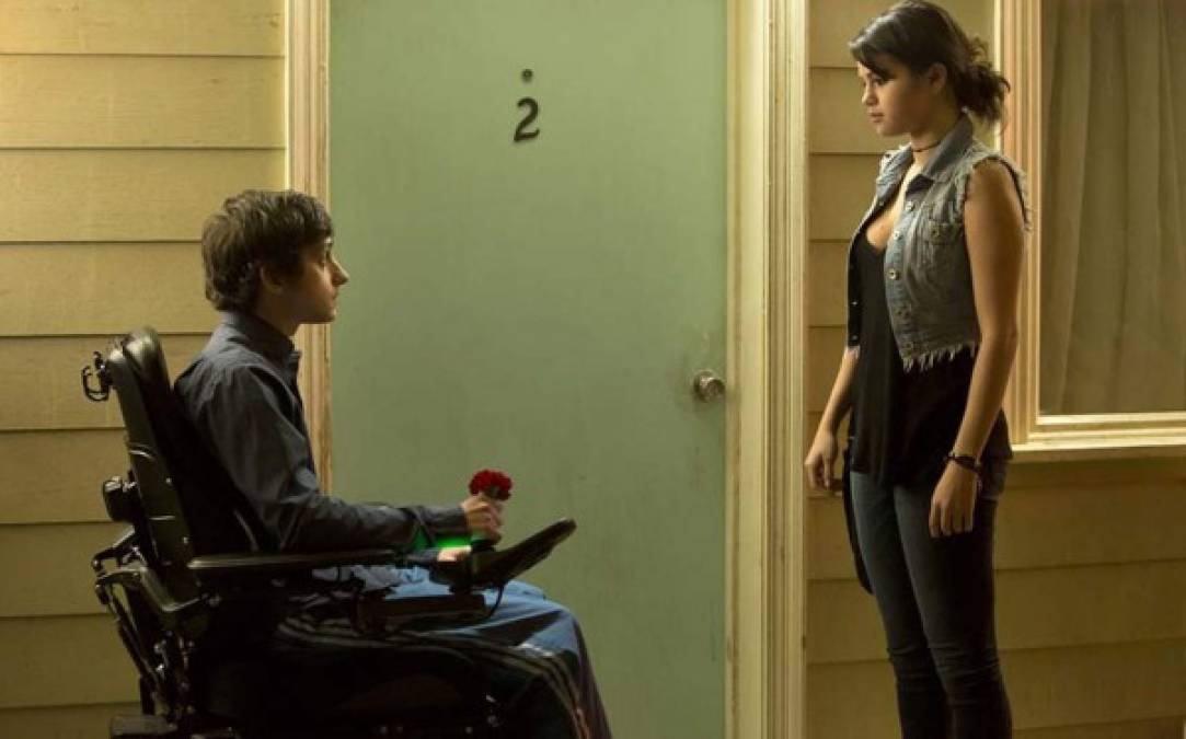 Los principios del cuidado (The Fundamentals of Caring) es una película original de Netflix que reunió a Paul Rudd, Craig Roberts y Selena Gomez. En esta historia, cuenta el cambio en radical de Ben, un escritor retirado que pasa por una malísima racha vital que en busca de algo que hacer con su vida se convierte en cuidador de enfermos. Por azares del destino su primer paciente es Trevor, un muchacho con una enfermedad bastante severa. Ben y Trevor se hacen amigos rápidamente,mientras se desarrolla más la historia.