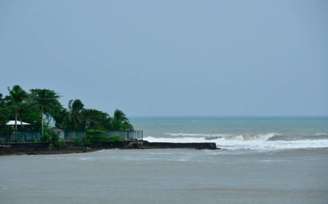 Los primeros efectos del huracán Otto ya se comienzan a sentir en Limón, Costa Rica, y en el puerto de Bluefields, Nicaragua, donde se prevé que impacte el ojo del 'peligroso ciclón' en unas horas. Fotos AFP