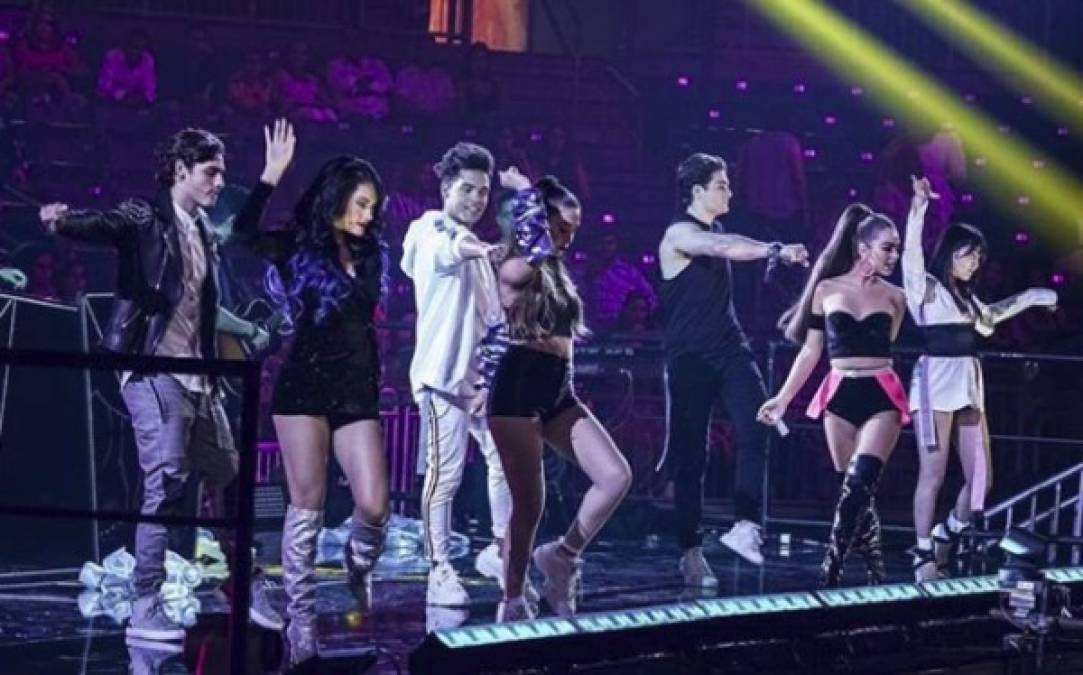 El grupo mexicano 'Like, La Leyenda', sucesores de RBD debutaron en el concierto de Premios lo Nuestro.