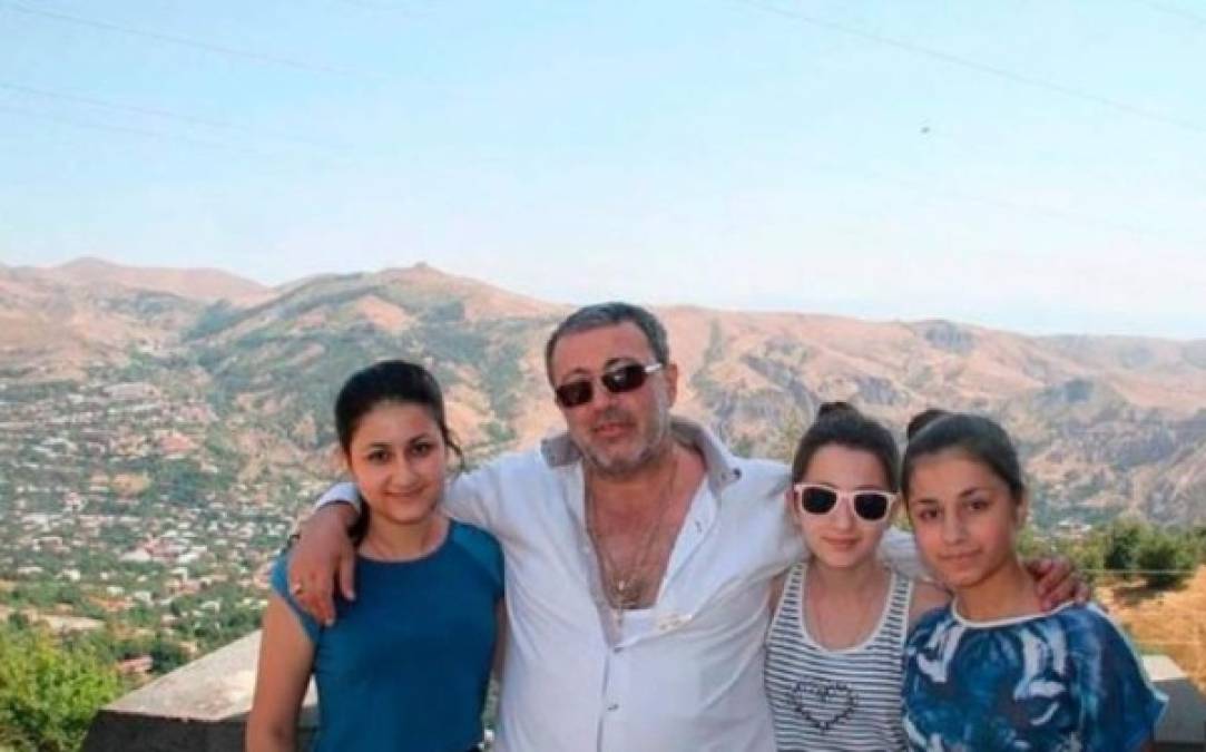 Esa fue la noche en que las hermanas Khachaturyan –Krestina, de 19 años; Angelina, de 18, y Maria, de 17– decidieron matar a su padre. Lo atacaron con un martillo, un cuchillo y la misma lata de spray de pimienta que les había rociado antes.