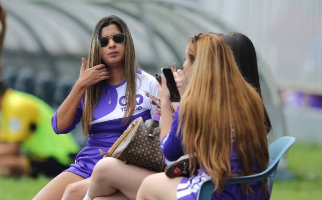 Las bellas edecanes que adornaron el partido en el Nacional.