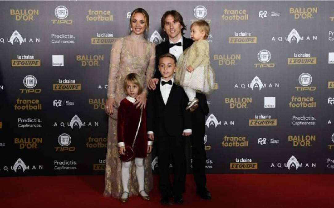 El centrocampista croata del Real Madrid, Luka Modric, su mujer Vanja Bosnic y sus hijos posan para los fotógrafos a su llegada a la gala del Balón de Oro en el Grand Palais de París.