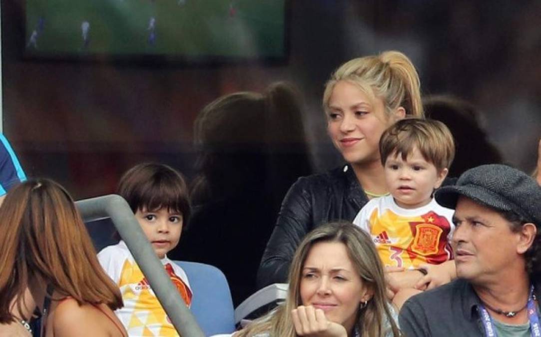 Shakira y sus hijos estuvieron bien acompañados por el cantante colombiano, Carlos Vives y su esposa, Claudia Helena Vásquez.