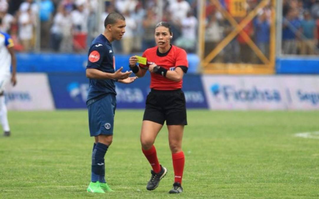 Es árbitro internacional desde 2013, sus primeros arbitrajes en partido internacionales los realizó en en la Copa de Algarve en Portugal, también participó en los XXII Juegos Centroamericanos y del Caribe, y en el premundial Sub 20 femenino de Concacaf en Gran Caimán.