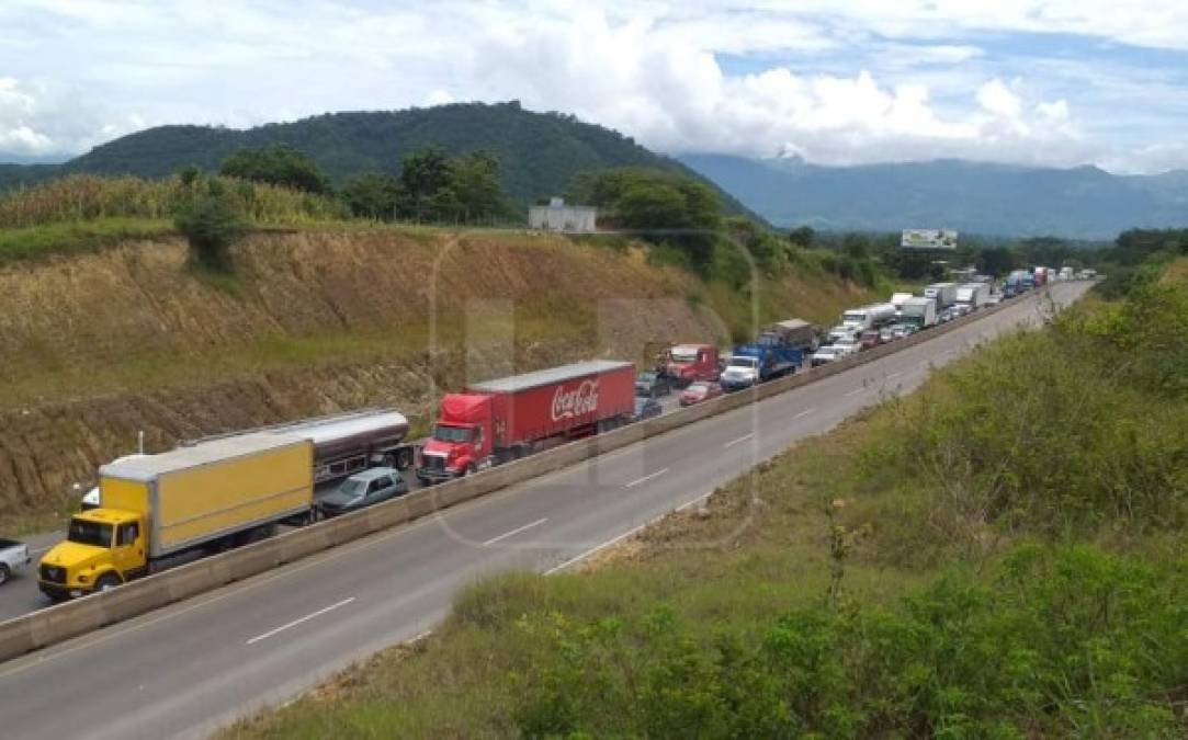 Miles de transportistas bloquearon este lunes las calles en Honduras para exigir un subsidio ante la falta de trabajo por el confinamiento para frenar la pandemia de la covid-19, informó el movimiento.<br/><br/>Las acciones provocaron enormes filas en las salidas y entradas de diferentes puntos del país. En la imagen, se observar el tráfico en el bulevar del norte precisamente en el carril que conduce de Choloma a San Pedro Sula, por la toma que se realizó en el puente a desnivel, desvío al segundo anillo.