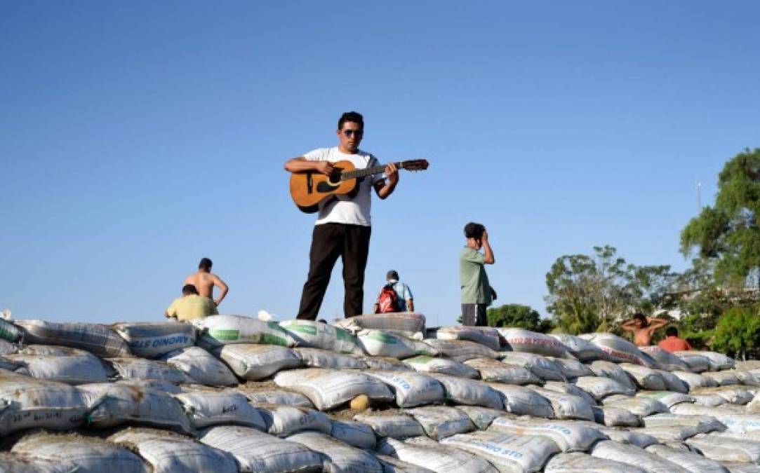 El lunes, unos mil centroamericanos se lanzaron a cruzar el Suchiate desde Tecún Umán, pero fueron contenidos por la Guardia Nacional mexicana, que usó gases lacrimógenos para detener su avance, en medio de refriegas y escenas de caos.<br/>