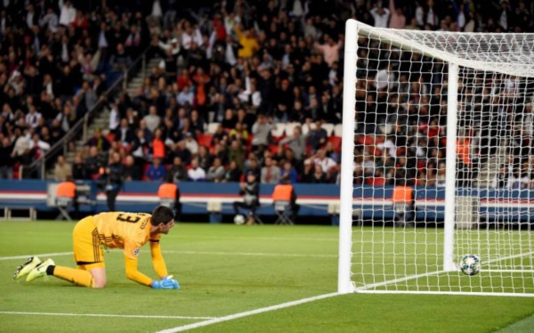 El portero belga Courtois no pudo hacer en el segundo gol del PSG.