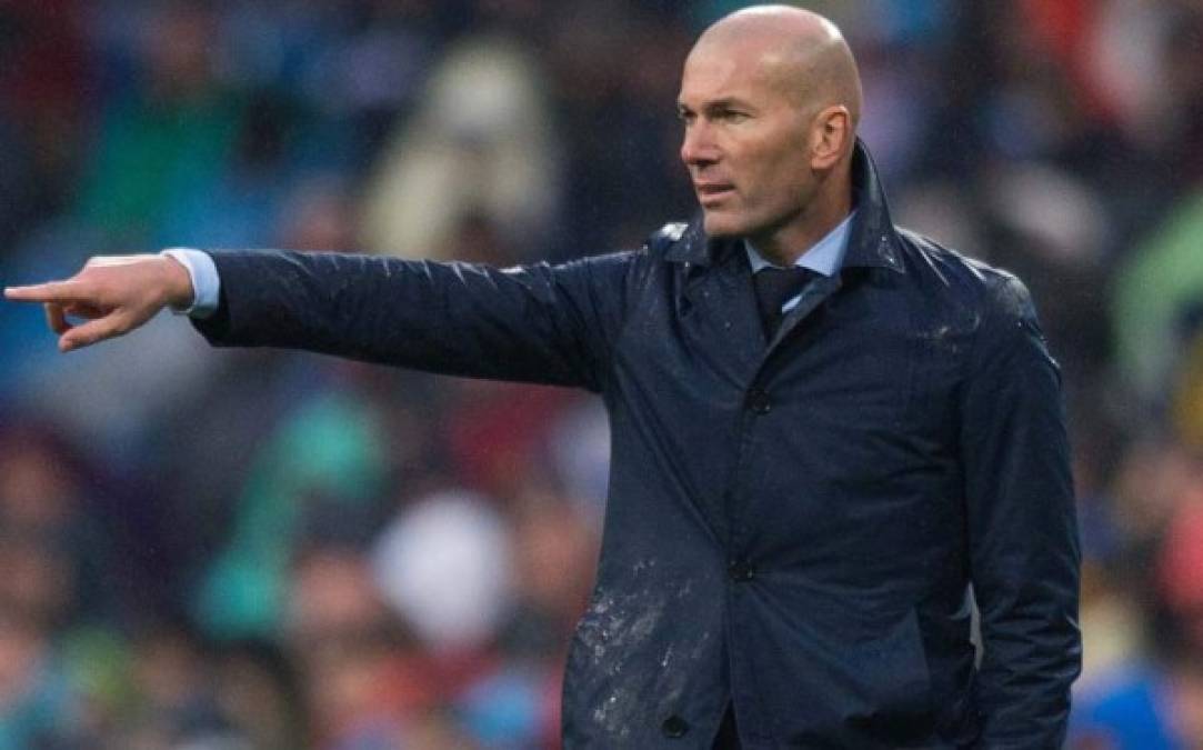 Bombazo. El París Saint Germain de Francia ha llamado a la puerta del entrenador Zinedine Zidane a fin de intentar su desembarco en el banquillo del Parque de los Príncipes el próximo verano. El estratega no la pasa nada bien en el Real Madrid.
