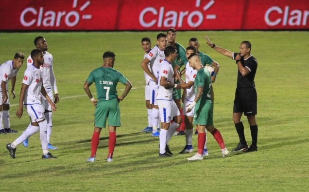 Cristian Maidana y Esteban Espíndola protagonizaron una bronca y el árbitro les llamó la atención.