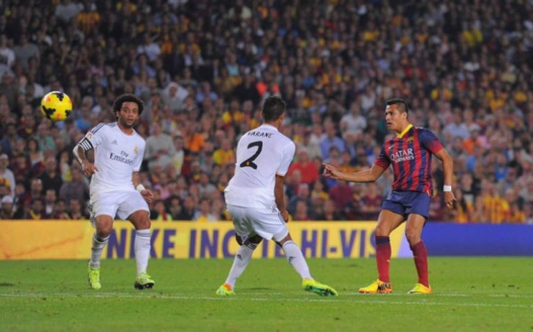 Alexis Sánchez militó en el FC Barcelona y le marcó varios goles al Real Madrid.