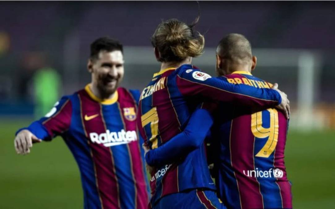 Griezmann y Messi fueron los primeros en llegar a celebrar con Martin Braithwaite.