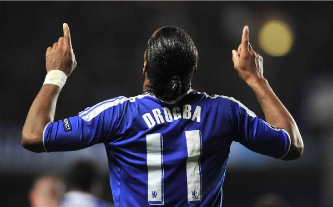 Didier Drogba es católico practicante y durante sus celebraciones dedica sus goles a Dios.