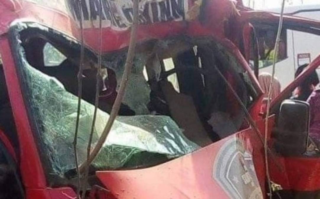 Ocho futbolistas del equipo de la segunda división de Guinea, Etoile de Guinee, fallecieron cuando el autobús de su equipo se estrelló en su camino hacia un partido de Liga.