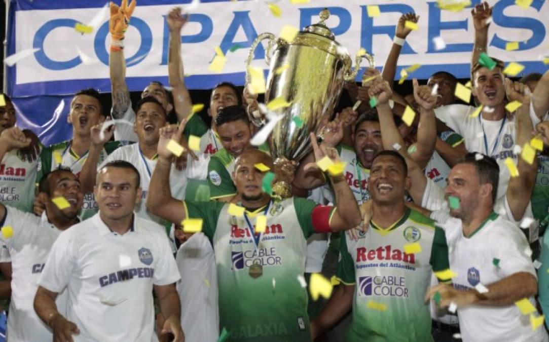 Los jugadores del Juticalpa celebraron a lo grande la obtención de la Copa Presidente.