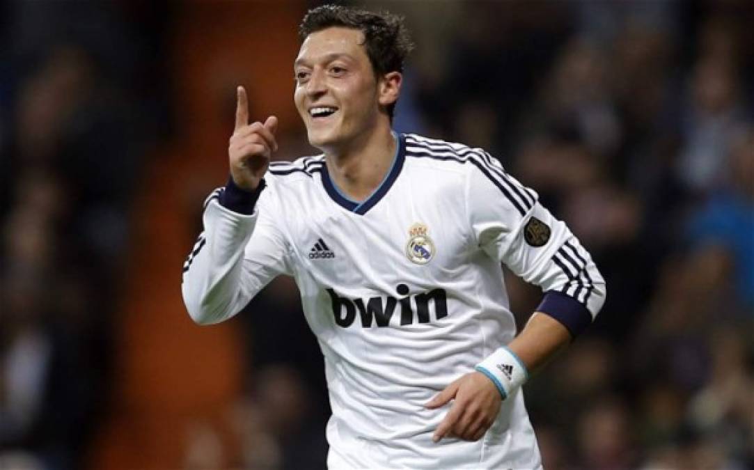 A Mesut Ozil no le iba mal en el Real Madrid, pero la llegada del galés Gareth Bale sería el principio del fin para el alemán en el Real Madrid hasta que en el 2013 migraría al Arsenal de la Premier League.