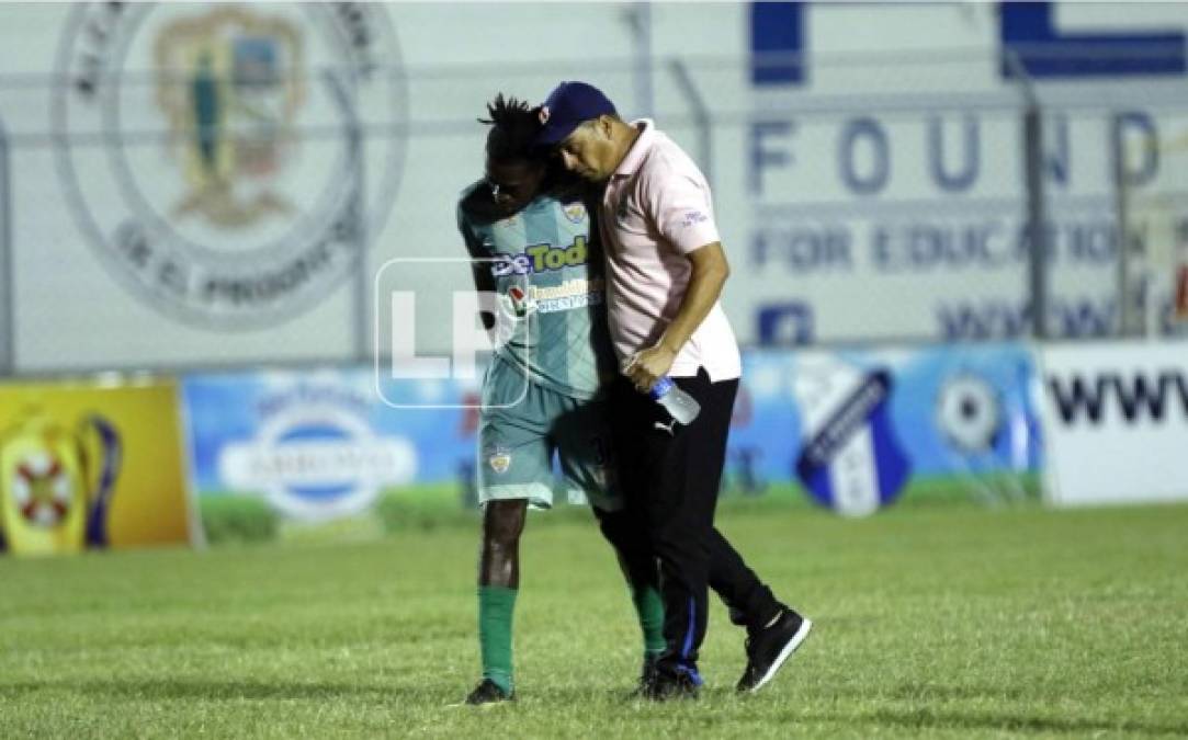 Reynaldo Tilguath consolando a Klifox Bernárdez durante el campo.