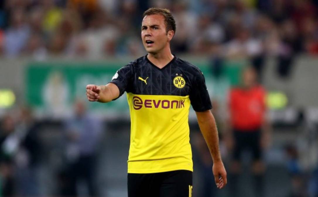 El centrocampista alemán Mario Götze no va a renovar su contrato con el Borussia Dortmund y, junto a sus representantes está decidiendo su futuro más próximo. Y la opción que tiene encima de la mesa es la del Milan.<br/><br/>A su esposa, Ann-Kathrin, le encantaría que su marido fichase por el equipo italiano pero Gotze los 7 millones de euros por temporada que cobra del Dortmund pueden ser un obstáculo porque el Milan no está dispuesto a pagarle tal cantidad.