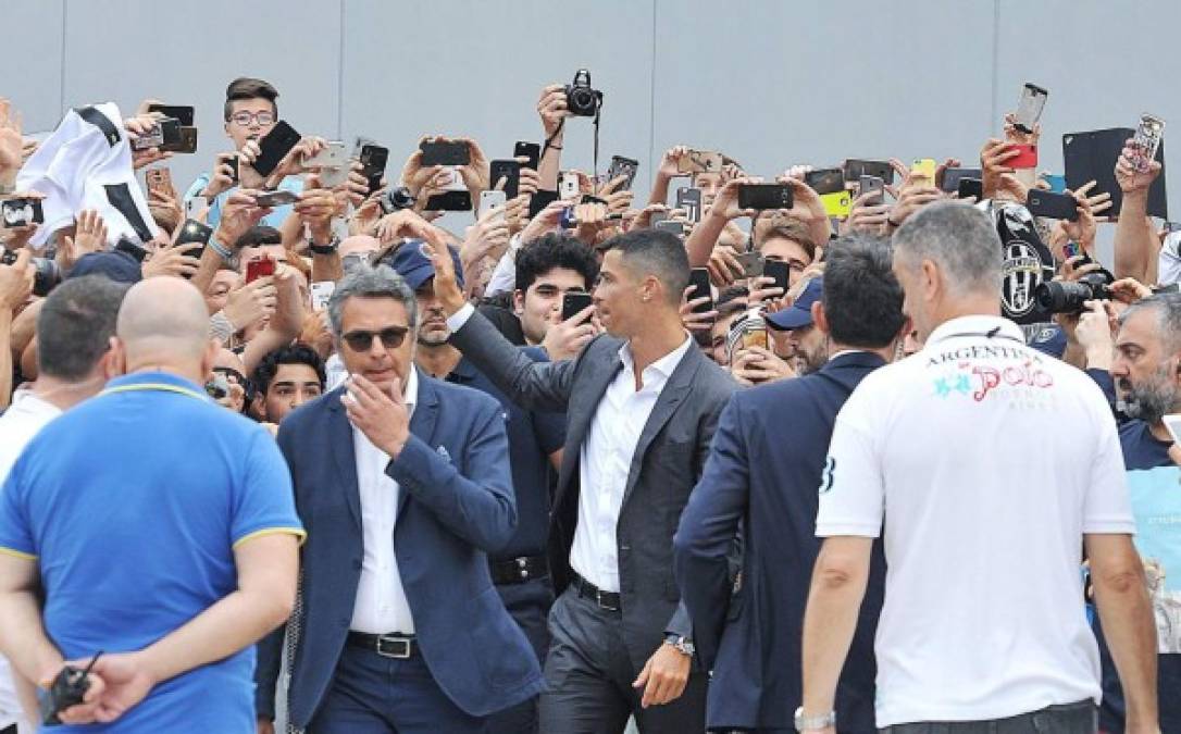Vestido con traje negro y camisa blanca, Ronaldo desató la euforia de una hinchada que, tras verse negar por el propio delantero portugués la Liga de Campeones de 2017, sueñan con volver a levantar una Copa de Europa con la ayuda de CR7.