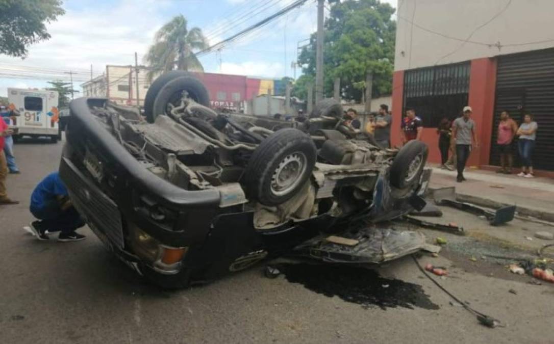 Uno de los microbuses quedó con las llantas hacia arriba, destruido casi en su totalidad.