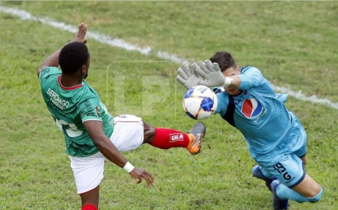 Marlon Ramírez intenando puntearle el balón a Jonathan Rougier.