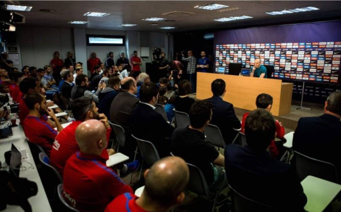 Una multitudinaria rueda de prensa fue la de Andrés Iniesta.