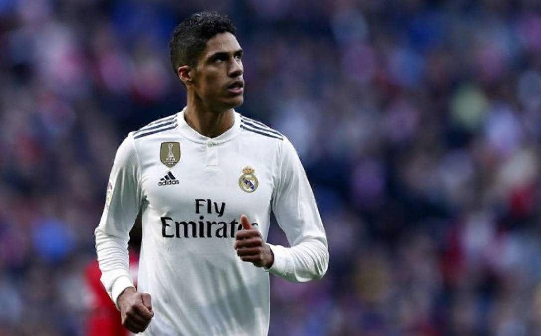 Raphael Varane también ha tomado una decisión respecto a su futuro en el Real Madrid. 'Voy a seguir en el Madrid, espero que la campaña que viene se vea al mejor Varane de mi carrera y con la camiseta del Madrid. Voy a tener un descanso que hace mucho que no tengo y voy a hacer una pretemporada completa. Creo que Zizou es un entrenador que me puede hacer mejor aún y espero que se vea muy pronto al mejor Varane'.