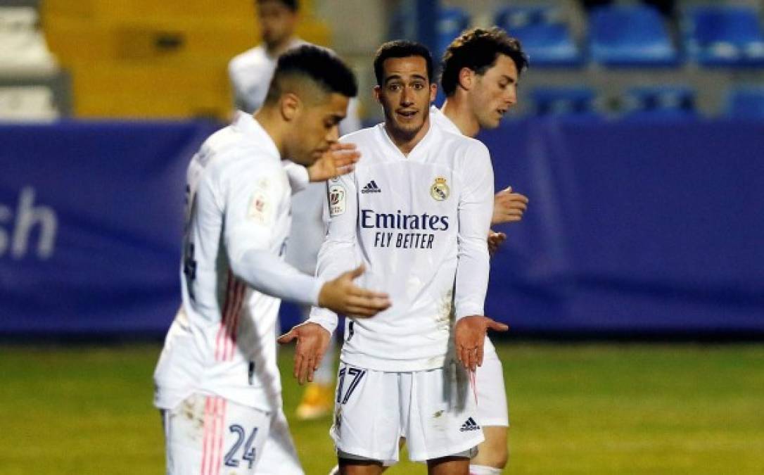 Lucas Vázquez le reclama un pase a Mariano Díaz. Las cosas no le estaban saliendo al Real Madrid.
