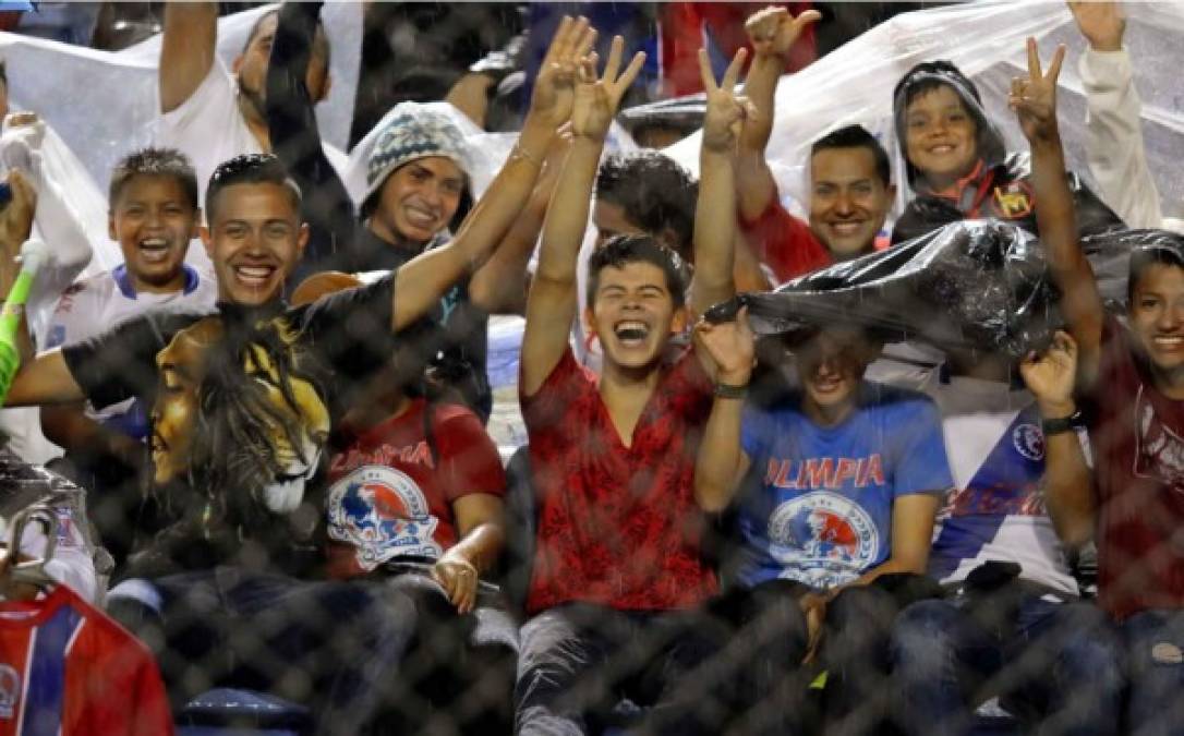 La afición del Olimpia no le ha fallado a su equipo en el partido contra el Pachuca y ha llenado el estadio Nacional. Mira las imágenes.