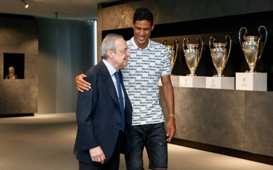 Florentino Pérez fue uno de los primeros que se despidió de Raphael Varane. El defensa francés habló con el presidente del Real Madrid sobre su etapa en el club y los éxitos conseguidos.