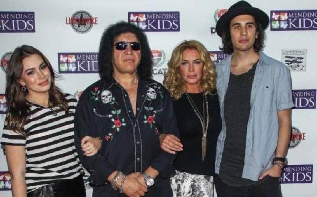 Gene Simmons<br/><br/>El bajista legendario de la banda 'Kiss' también decidió transferir su dinero para una buena causa. Los 300 millones de dólares que ganó el músico serán transferidos casi por completo a organizaciones sin fines de lucro. Gene dice que tal decisión ayudará a sus hijos a aprender a “volar” por su propia cuenta y a seguir su propio camino. Al mismo tiempo, Nick y Sophie recibirán un subsidio anual, para el alquiler y las necesidades diarias.<br/><br/><br/>