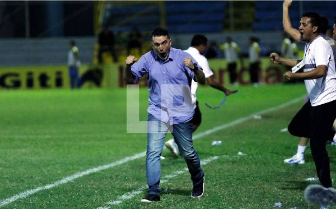 La euforia de Fernando Araújo, entrenador del Vida, celebrando un gol contra el Real España.