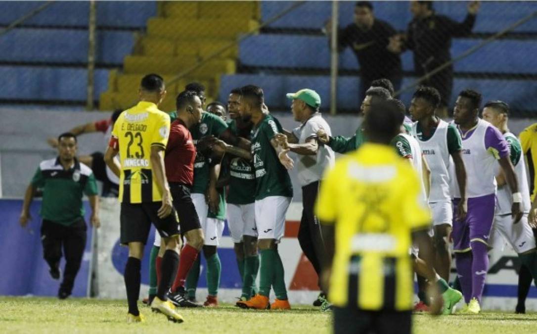 El árbitro Héctor Rodríguez expulsó al portero del Marathón, Denovan Torres, quien agredió a un recogepelotas.