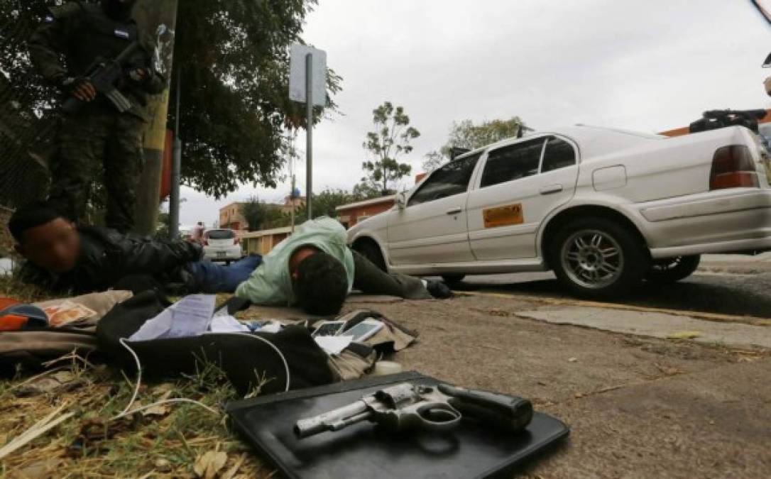 La justicia hondureña realizó este martes dos audiencias contra tres hombres que, en hechos distitos y a bordo de un taxi, violaron y asaltaron a dos pasajeras en Tegucigalpa, capital de Honduras. La portavoz de los juzgados capitalinos recomendó 'tener mucho cuidado cuando uno aborde un taxi, principalmente si es hombre (el que conduce), es mejor pagar un taxi directo porque este es un problema grave el que está sucediendo; son dos casos diferentes y el mismo modos operandi'.