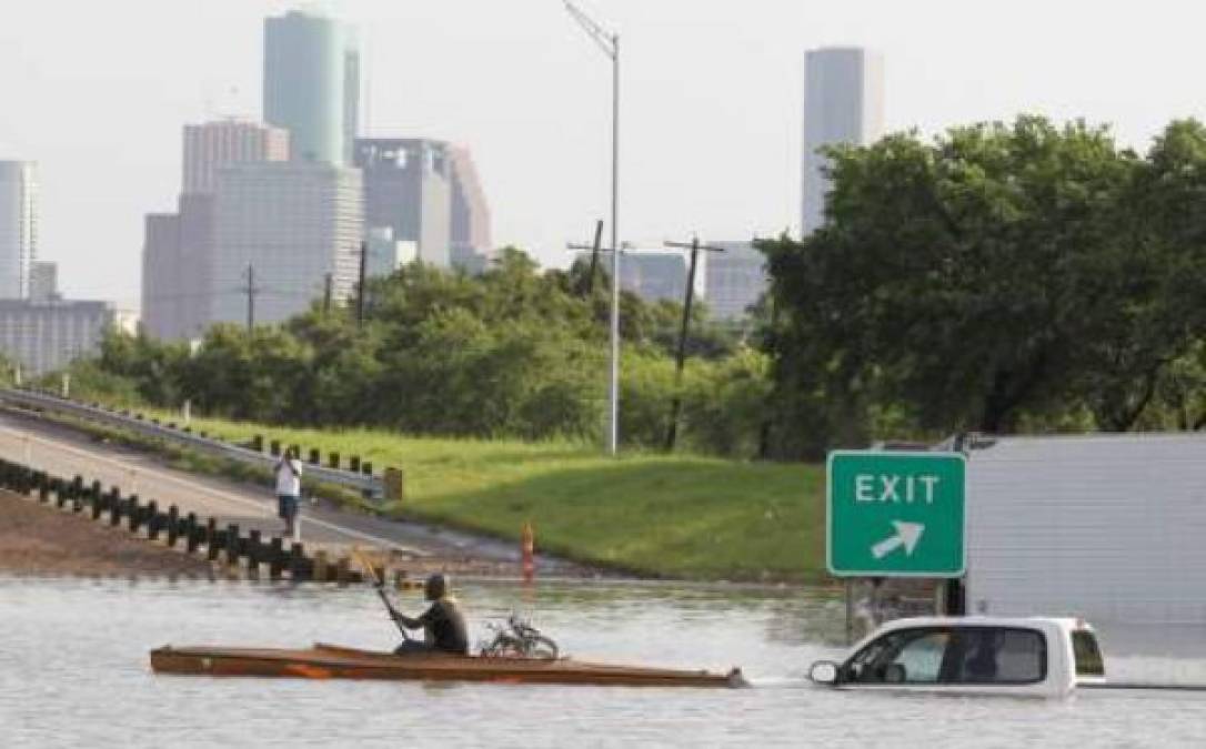 El Servicio Meteorológico Nacional ha extendido el aviso por inundación repentina para el suroeste de Houston donde ya se han realizado rescate de ciudadanos atrapados en autopistas.