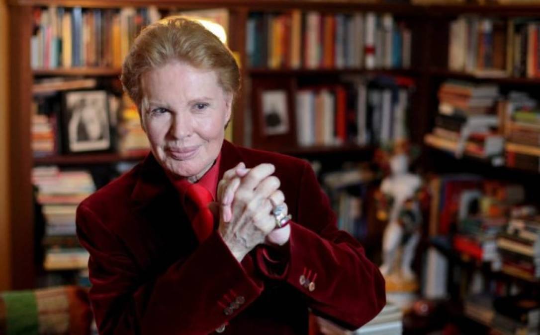 En octubre de 2010, cambió su nombre de Walter Mercado a Shanti Ananda, según él debido a una revelación, pero que en realidad se dio después que perdiera el derecho a usar su propio nombre como marca, debido a un conflicto legal con su exmanager.<br/><br/>Finalmente, en el 2013, el astrólogo logró llegar a un acuerdo con su antiguo socio, Bart Enterprises, para volver a usar su nombre de marca, tras concluir un largo litigio que se inició en 2006.