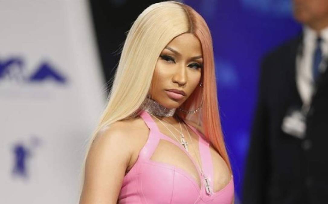 Nicki Minaj<br/><br/>Antes de convertirse en una de las estrellas más escuchadas, Minaj sufrió el terror de vivir con padre adicto. En los inicios de su infancia la estrella de “Tuza” y “Super bass” vivió con relativa tranquilidad al lado de sus abuelos en Trinidad y Tobago, hasta que tuvo que mudarse a Queens, en Nueva York (EEUU) a la edad de cinco años.<br/><br/>Desde ese momento la cantante vio como su padre, Robert Maraj se convertía en un adicto al crack y la cocaína, que lo llevaba a vender cualquier cosa para mantener su vicio.<br/><br/><br/>