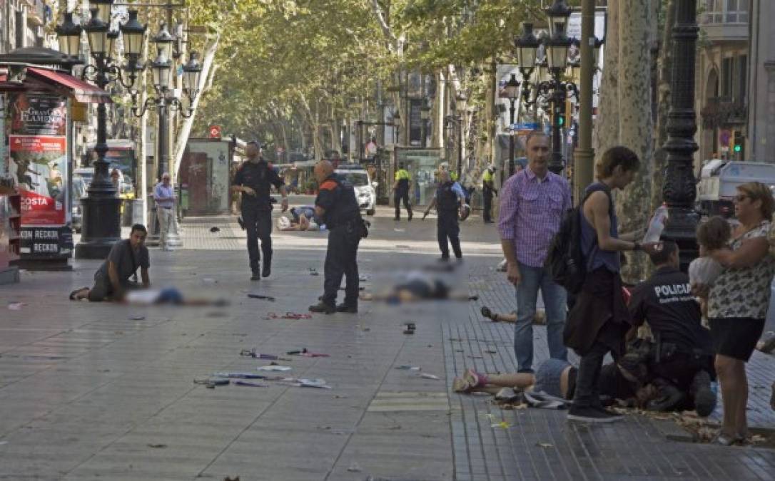 Al menos 13 personas murieron y más de 50 fueron heridas por una furgoneta que embistió a la multitud este jueves en la avenida de las Ramblas de Barcelona, un ataque calificado de 'terrorista' por las autoridades.