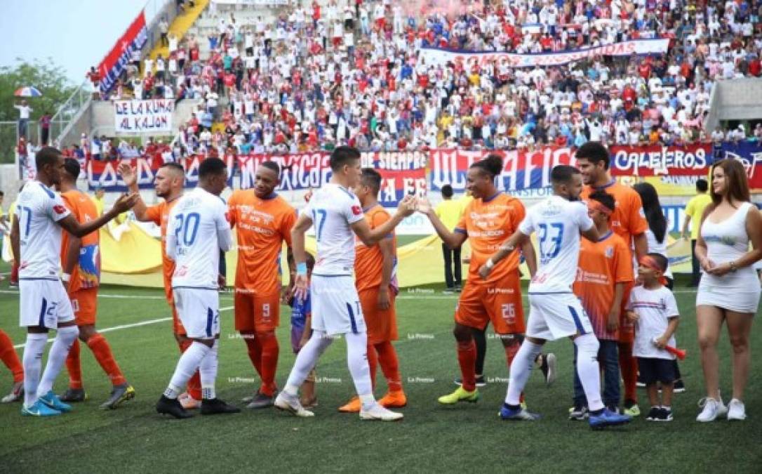 Momentos antes del pitazo inicial,las plantillas de la UPN y el Olimpia se dieron su respectivo saludo. Hubo momentos de cordialidad en el encuentro deportivo.