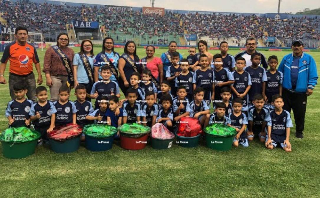 Hasta los niños participaron en la celebración para las madres.