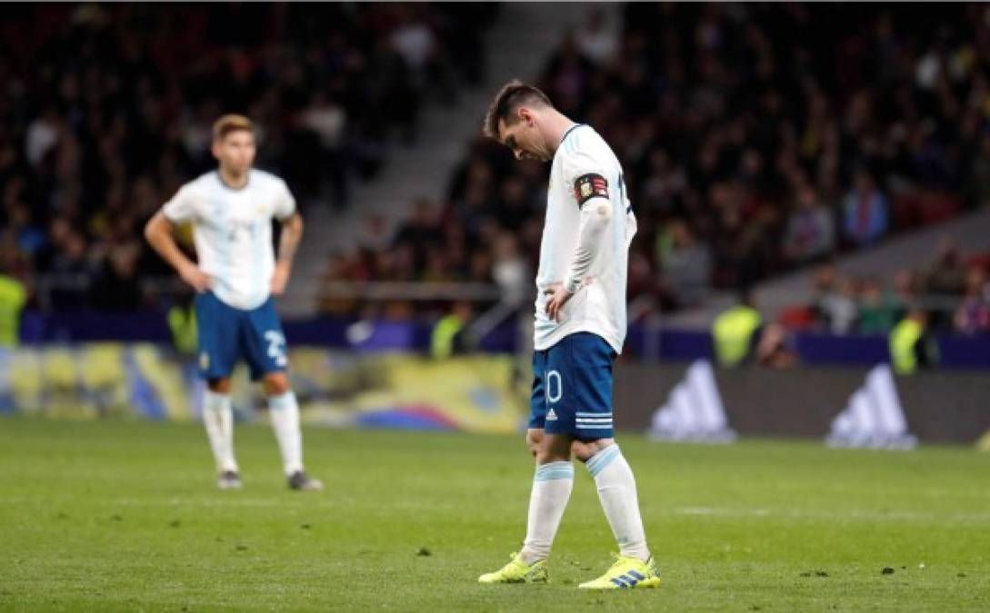 Messi, cabizbajo luego de la derrota contra Venezuela.