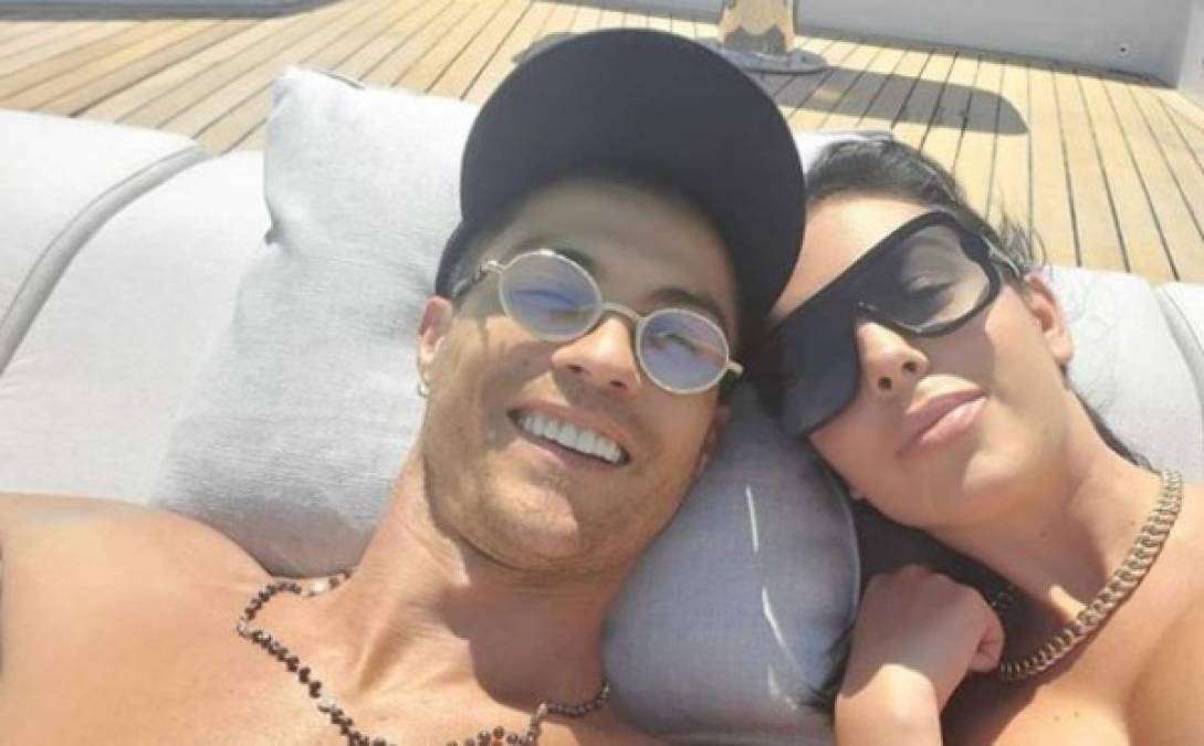 Cristiano Ronaldo aprovechó el poco tiempo libre que le da el calendario ajustado del fútbol italiano y se tomó un pequeño descanso junto a su mujer Georgina Rodríguez. La pareja disfrutó de un romántico día en el yate más caro del mundo.