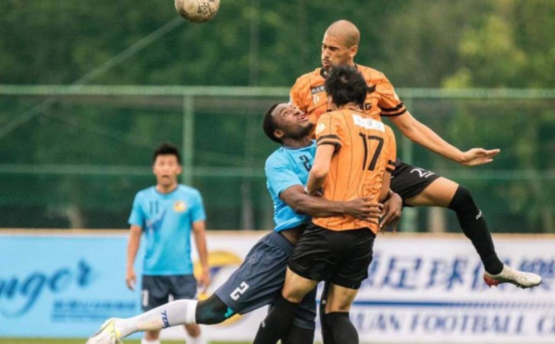 Luis Galo decidió viajar a Japón por sus estudios universitarios y comenzó jugando en dicho país en el equipo de su Universidad. 'Estuve terminando mi carrera y jugando al fútbol al mismo tiempo', relata.