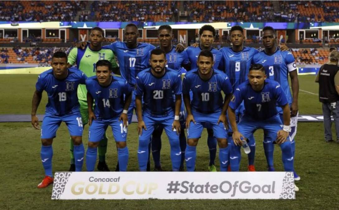 El 11 titular de Honduras posando previo al partido contra Curazao.