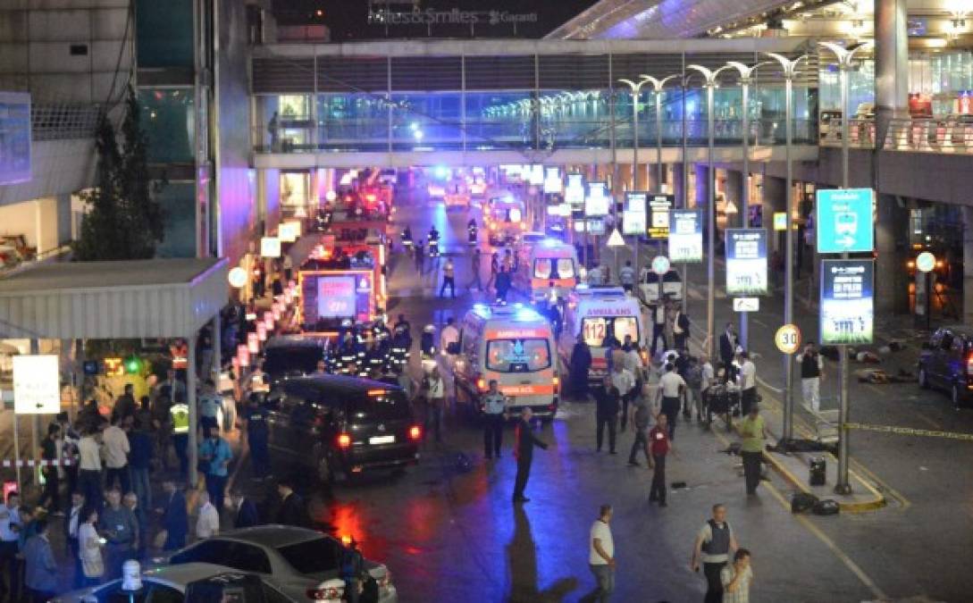 Dos explosiones sacudieron el martes por la noche al aeropuerto internacional Atatürk de Estambul, seguidas de disparos, en un atentado que hasta el momento ha dejado 28 muertos y decenas de heridos.