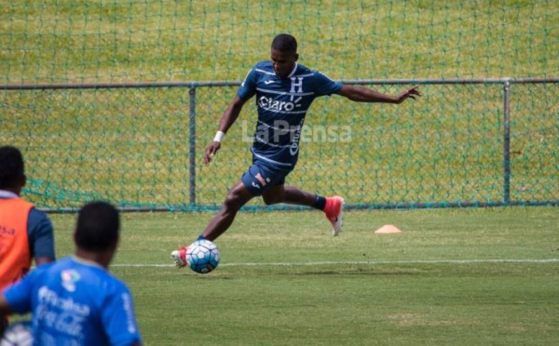 Bryan Beckeles: El jugador del Necaxa de México será lateral por la banda derecha.