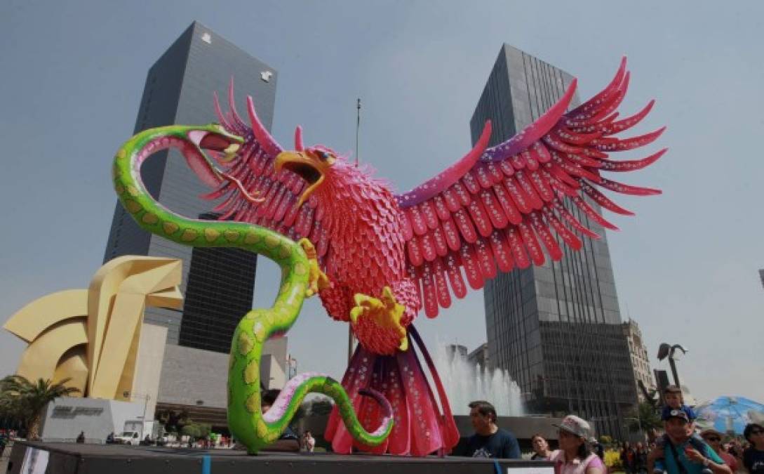 Las figuras de animales fantásticos de artesanos mexicanos adornaron un colorido desfile en la capital.